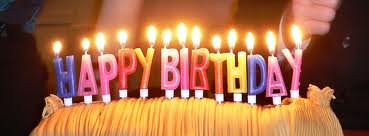 Свещички върху торта, изписващи пожелание за рожден ден