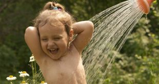 Децата обичат да играят с вода, а закалителните процедури могат да се превърнат в голямо удоволствие за тях