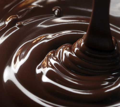 Изливане на течен шоколад