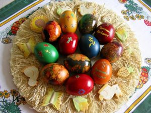 Шарени боядисани великденски яйца