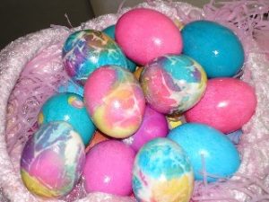 Яйца боядисани с памук