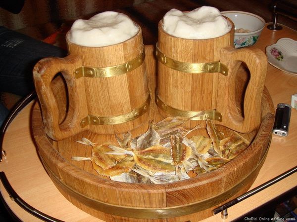 Бира в дървени чаши