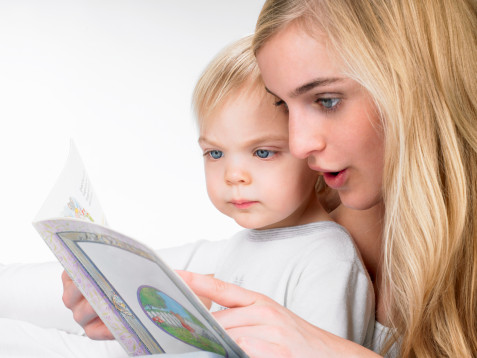 Мама чете на детето