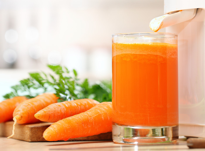 Чаша със сок от моркови